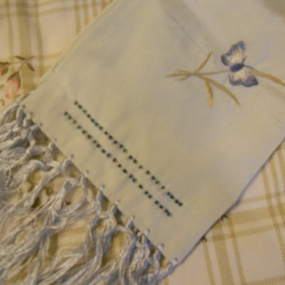 2 Scarfs - Picture 5 of 8